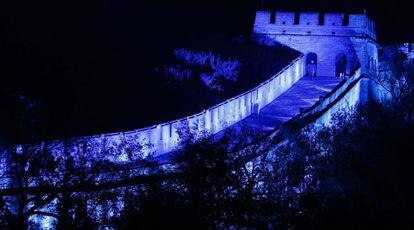 Una zona de la gran Muralla xinesa a Badaling, il·luminada de blau.