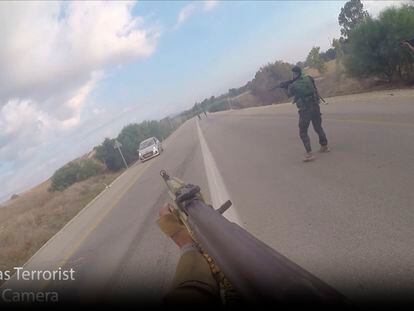 Video distribuido por las autoridades israelíes con imágenes obtenidas de una cámara de un miliciano de Hamás que participó en el asalto del 7 de octubre. En la imagen, el individuo abre fuego contra un vehículo.