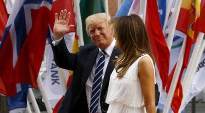 Trump junto a su esposa Melania este viernes en Hamburgo.