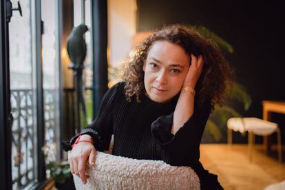 La escritora y rabina francesa Delphine Horvilleur, en su piso de París a finales de marzo.