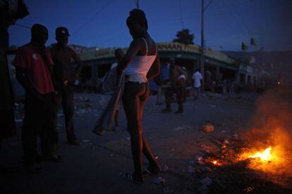 Una prostituta espera a sus clientes en una de las calles de Puerto Príncipe. Ya antes del terremoto que asoló el país, Haití era el país más pobre de América.