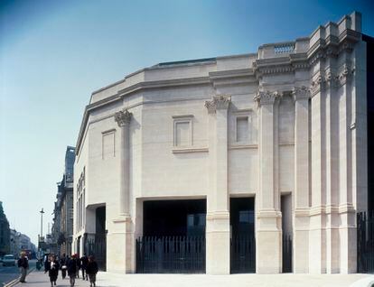 El ala Sainsbury de la National Gallery de Londres fue inaugurada el 9 de julio de 1991: una réplica posmoderna firmada por Venturi Scott Brown de la arquitectura neoclásica del edificio original.