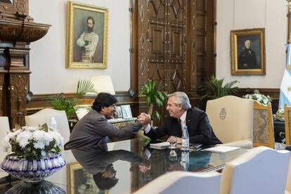 El presidente de Argentina, Alberto Fernández, saluda al expresidente boliviano Evo Morales durante una reunión en la Casa Rosada en Buenos Aires, el 12 de julio de 2022.