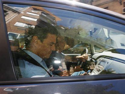 Pedro Sanchez saliendo ayer de la sede del PSOE en Ferraz.