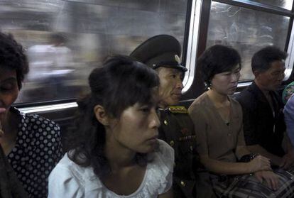 Viajeros en el metro de Pyongyang el pasado lunes.