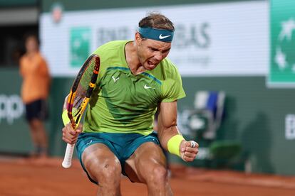 Rafael Nadal celebra un punto. El año pasado, el alemán ya se quedó a las puertas de la final en París, eliminado por el griego Stefanos Tsitsipas, apenas unas semanas después de haber hecho morder el polvo al rey de la tierra batida, derrotando a Nadal en el Masters 1000 de Madrid (6-4, 6-4 en cuartos de final).