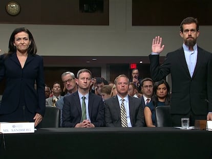 La directora de operaciones de Facebook, Sheryl Sandberg, y el director general de Twitter, Jack Dorsey, comparecen ante el Congreso de Estados Unidos.