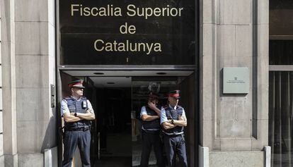 Tres agentes de los Mossos d'Esquadra, en la Fiscalia.