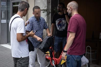 Agentes de paisano interceptan a un presunto carterista este verano en Barcelona.