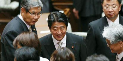 El primer ministro japon&eacute;s, Shinzo Abe (centro), en el Parlamento.