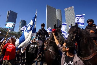 Policías a caballo, durante la protesta por las calles de Tel Aviv, este jueves.  
