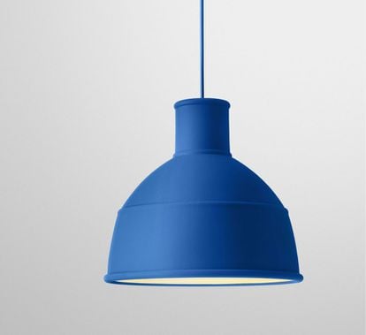 La lámpara de techo en suspensión de Unfold, disponible en Batavia, está fabricada en silicona y diseñada en varios colores. También en el que marcará el 2020.