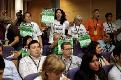 Un grupo de afectados por la preferentes de Bankia protestan durante la Junta General de accionistas. EFE/Archivo