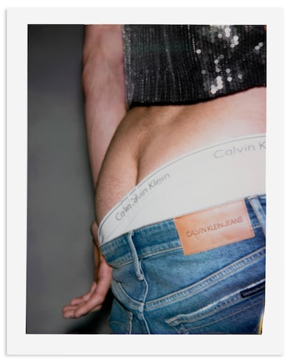 El modelo Gonzalo Alonso viste Calvin Klein, una firma que acaba de lanzar la plataforma CK1 para dar voz a los jóvenes que abogan por causas sociales.