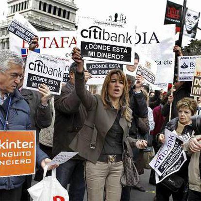 Inversores afectados por la quiebra de Lehman Brothers protestan ante el Banco de España.