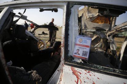 Um dos veículos da ONG danificado pelo ataque israelense.