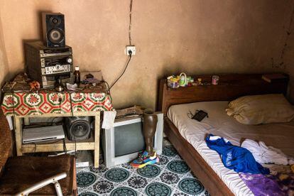 La pierna protésica de Sheku Turay es fotografiada en su casa de Freetown el 12 de abril de 2022. 