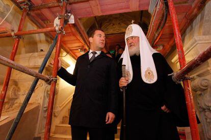 El primer ministro ruso Dimitri Medvedev y el patriarca ortodoxo Kiril visitan las obras de restauraci&oacute;n de un monasterio en Istra.