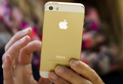 El iPhone 5S dorado.