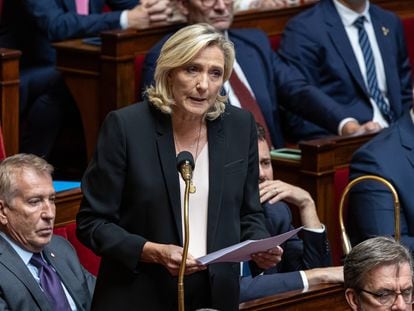 La diputada y líder del partido ultraderechista Reagrupamiento Nacional (RN), Marine Le Pen, habla durante la sesión semanal de las preguntas al Gobierno en la Asamblea Nacional en París, este martes.