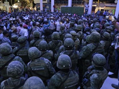 Pobladores retienen a soldados del Ejército mexicano durante una manifestación en el municipio de Quechultenango, este miércoles.