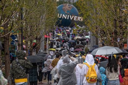 Cola de visitantes a las puertas del nuevo parte, este lunes en Pekín. 