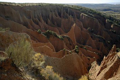 Vistas en perspectiva, son enormes agujas de roca roja sobresaliendo de un suelo arcilloso. Estas cárcavas –ladera de profundos barrancos arañados por las avenidas de agua de lluvia– se sitúan en el término municipal de Valdepeñas de la Sierra, cerca del Pontón de la Oliva, presa de mediados del XIX hoy en desuso situada en la sierra de Ayllón, al noreste de la Comunidad de Madrid y al noroeste de la provincia de Guadalajara.