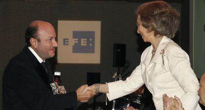 La Reina entrega el Premio Rey de España en la categoría de radio al periodista colombiano Julio Sánchez Cristo.