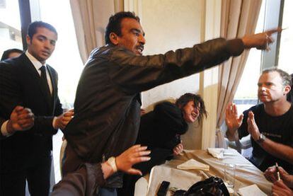 Un funcionario intenta impedir que Eman al Obaidi hable con la prensa, ayer en Trípoli.