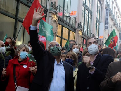 António Costa, durante la tradicional 'arruada' (caminata) del barrio del Chiado con la que el Partido Socialista despidió su campaña en Lisboa el viernes.