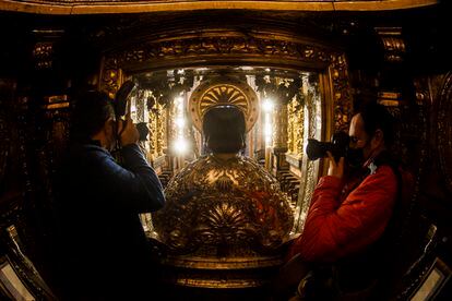 El apóstol Santiago visto detrás del altar mayor de la catedral de Santiago, donde miles de peregrinos se reúnen para abrazarlo, restaurado y con nueva iluminación