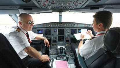 El piloto y el copiloto de A340 de Iberia, momentos antes de volar a Londres.