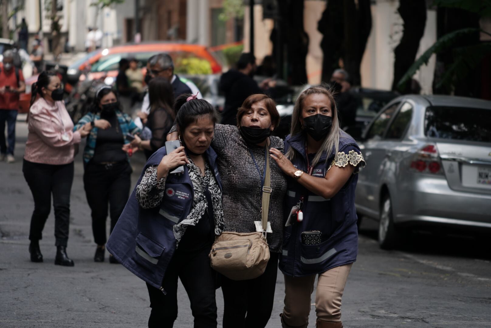 Dos brigadistas auxilian a una mujer tras el terremoto de magnitud 7,7 que sacudió este lunes el centro de México.