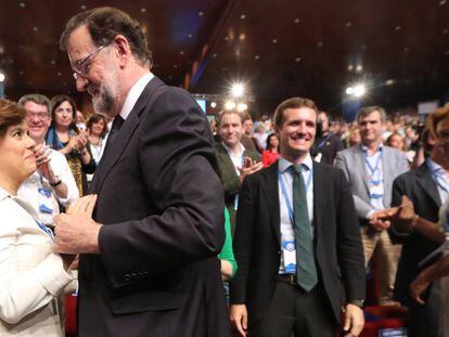 Rajoy saluda Santamaría en presència de Casado i Cospedal.