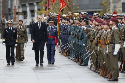 El rey Felipe pasa revista a las tropas a su llegada a la apertura de la XV Legislatura.