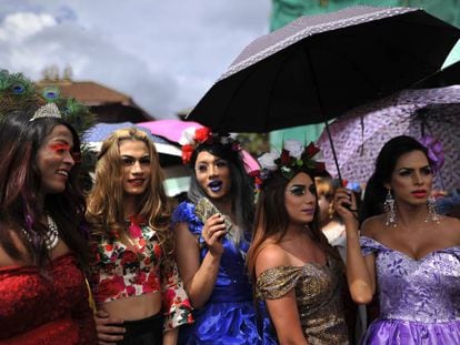 Miembros del colectivo LGTVIQ de Nepal participan en la marcha por el Orgullo celebrada en la capital, Katmandú, en agosto de 2018.