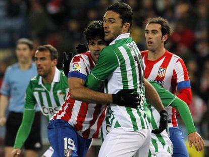 Diego Costa trata de zafarse de Molina.
