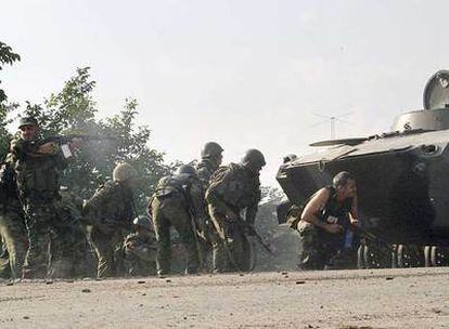 Soldados surosetios combaten a unos pocos kilómetros al norte de Tsjinvali contra las tropas georgianas.