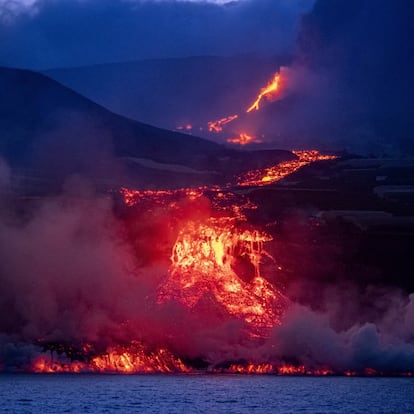 La llegada al mar de la lava del volcán de Cumbre Vieja