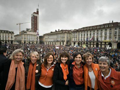 Las siete activistas a favor del tren de alta velocidad entre Turín y Lyon, en la manifestación que organizaron en noviembre.