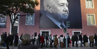 Colas en la sede del PS de Lisboa para firmar en el libro de condolencias por la muerte de M&aacute;rio Soares.