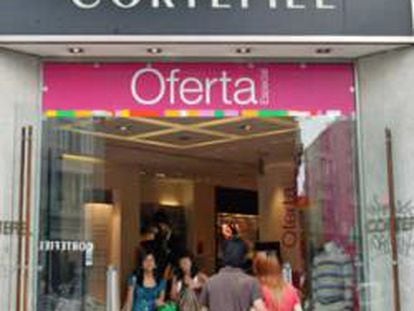 Tienda de Cortefiel con un reclamo de oferta en su entrada