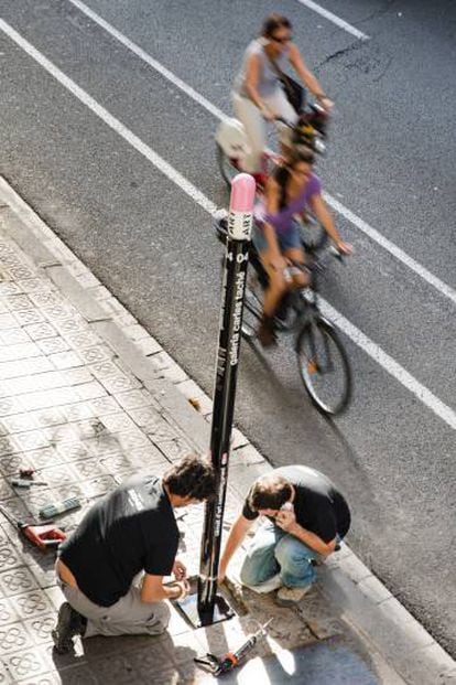 Colocación en 2013 de uno de los mástiles señalizando una de las galerías del circuito barcelonés.