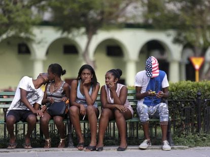 J&oacute;venes en una plaza de La Habana.