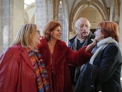 Desde la izquierda, Gloria Mañas, Carmen Alborch, Manuel Vicent y Rosa Regás, ayer, en Valencia.