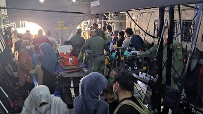 La salida del segundo vuelo español de Kabul, en imágenes