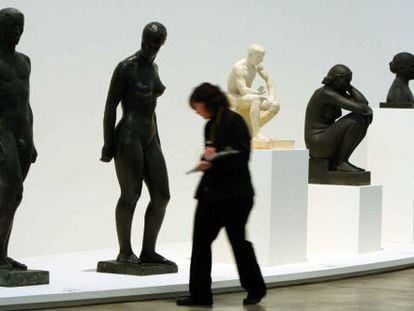 Una mujer observa algunas de las esculturas expuestas en 'L'Art en guerre. Francia, 1938-1947', en el Guggenheim.