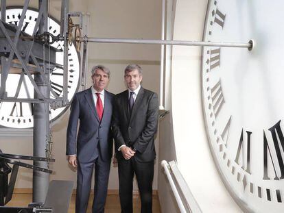 Ángel Garrido y Fernando Clavijo, ante el reloj de la Puerta del Sol. 