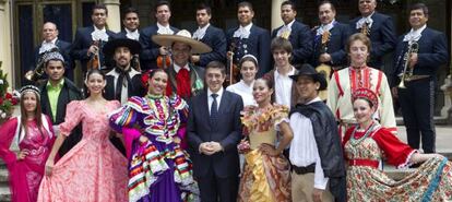 Patxi López, ayer, en Ajuria-Enea junto a una delegación de los grupos participantes en el Festival de Folklore de Portugalete.