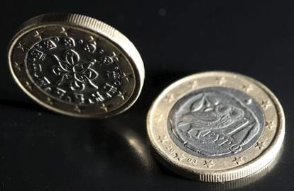 Una imagen muestra dos monedas de euro.